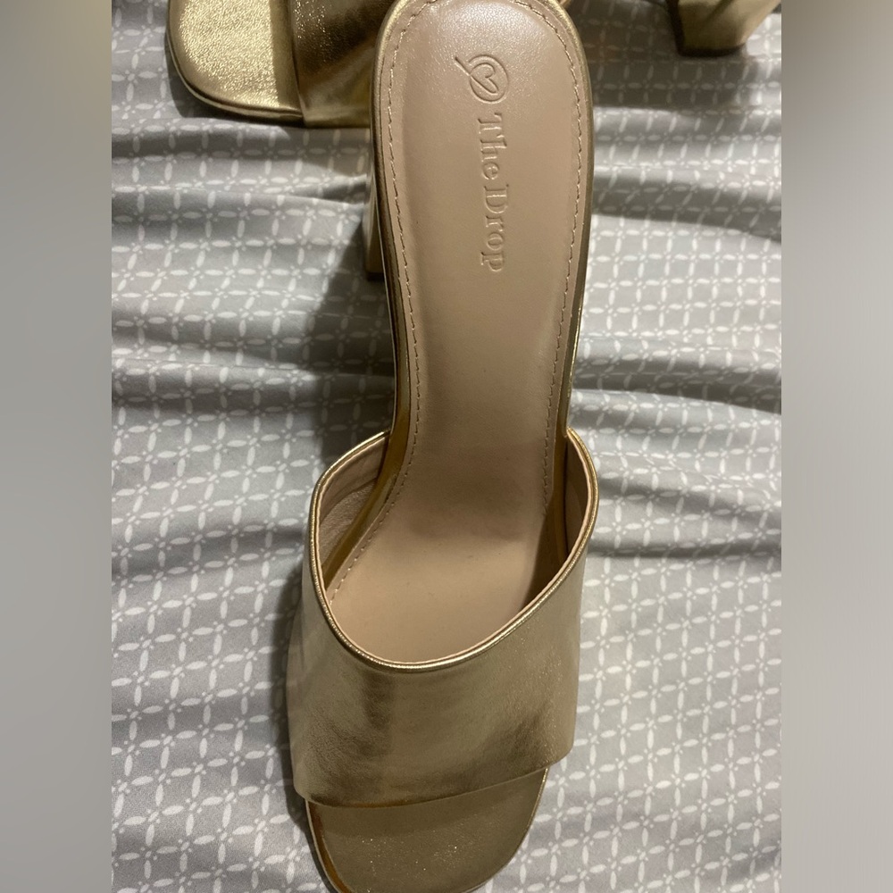Size 9.5 heels Gold. Only worn once . In very very good condition. See photos